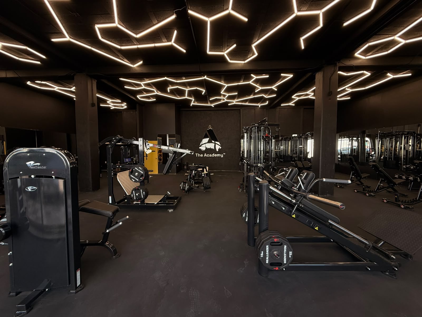 Vista amplia del piso de entrenamiento bajo la iluminación hexagonal LED